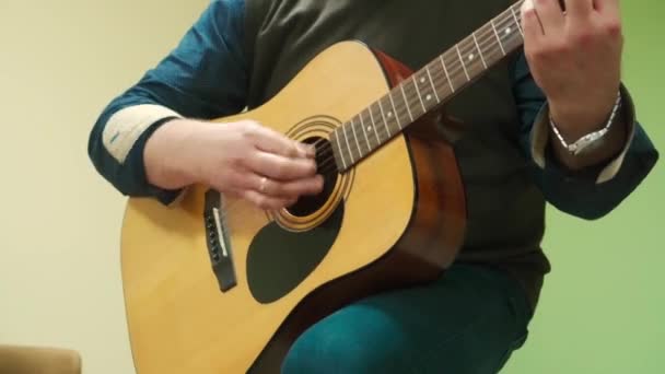 Músico Masculino Toca Guitarra Acústica Dedos Longo Das Cordas Close — Vídeo de Stock