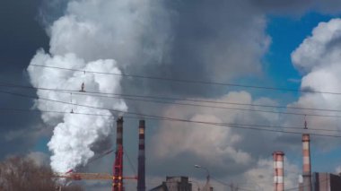 Bitkinin boruları şiddetle tütüyor. Endüstriyel atıklardan kaynaklanan kanserojen maddelerin hava kirliliği. Atmosferdeki çevresel kirlenme yanmanın kalıntıları..