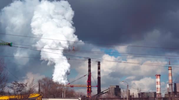 Vit Tjock Rök Stiger Upp Från Fabriksskorstenen Luftföroreningar Orsakade Växthusgaser — Stockvideo