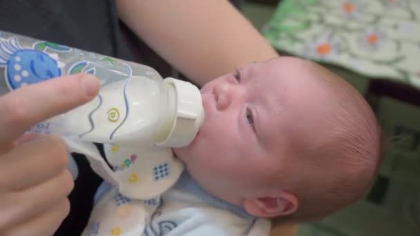 Mutter Hält Und Füttert Baby Aus Milchflasche Porträt Eines Süßen — Stockvideo