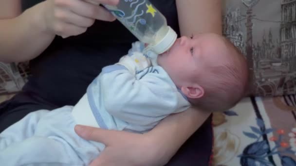 Мать Держит Кормит Ребенка Бутылки Молока Портрет Милого Новорожденного Ребенка — стоковое видео