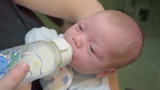 Retrato Lindo Bebé Recién Nacido Siendo Alimentado Por Madre Usando — Vídeos de Stock