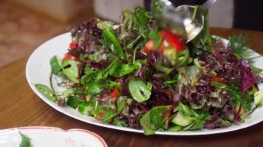 Yeşil arka planda vejetaryen salatası yap. Sağlıklı ve lezzetli bir kahvaltı. Beslenme konsepti. Doğal sağlıklı yiyecekler. Vejetaryen yemeği. Detoks gıda malzemesi. Kahvaltı yapıyorum. Sağlıklı yemek malzemesi.