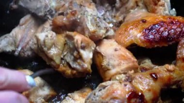 Altın kahverengi kabuklu lezzetli bir kızarmış et pişiriyorum..