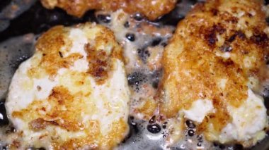 Yağ dolu tavada altın kabuklu et pirzolası.