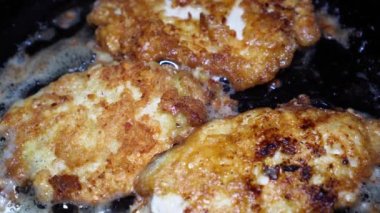 Yağ dolu tavada altın kabuklu et pirzolası.