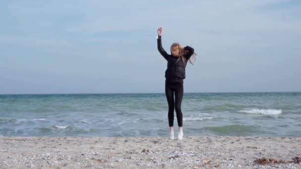 Uma Jovem Está Dançando Feliz Litoral Felizmente Salta Cabelo Desenvolve — Vídeo de Stock