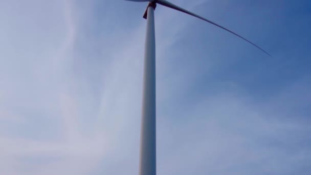 Draaiende Bladen Van Een Windturbine Een Blauwe Lucht Achtergrond Opwekking — Stockvideo