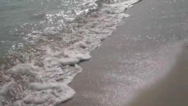 Kumlu Sahilde Küçük Dalgalar Sahilde Beyaz Köpük — Stok video
