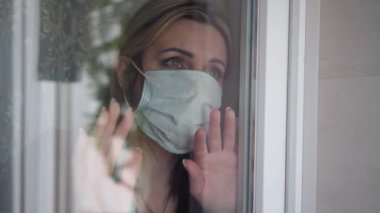 Koronavirüs salgını. Cerrahi koruyucu maske. Salgın koronavirüs. Tehlike uyarısı. Sağlık tehlikesi. Coronavirus önleme. Tehlike kavramı.