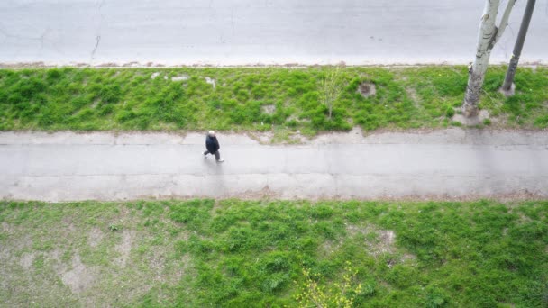 Homem Caminhando Pela Estrada Uma Vista Cima — Vídeo de Stock