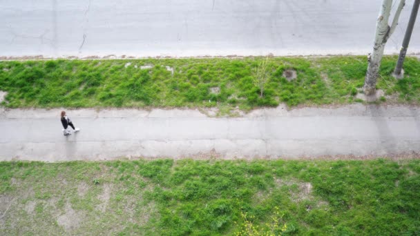 Uomo Che Cammina Lungo Strada Una Vista Dall Alto — Video Stock