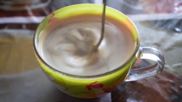 Den Kaffee Einer Tasse Verrühren Kaffeeschaum Großaufnahme — Stockvideo