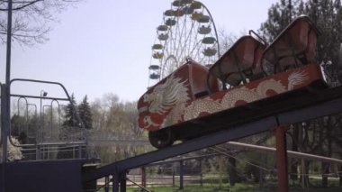 Lunaparkta boş bir atlıkarınca. Ziyaretçi eksikliği.