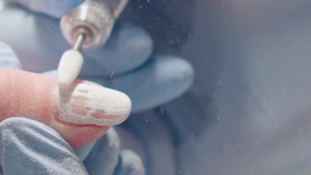 在美容院用电动工具去除凝胶抛光的方法 我才不管呢修指甲 — 图库视频影像