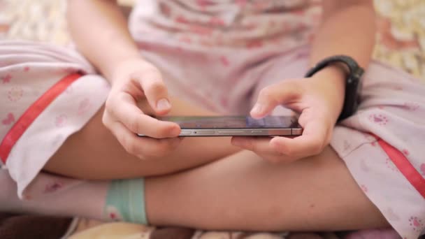 Menina Com Toalha Cabeça Segurando Celular Mão Desejoso Jogar Jogo — Vídeo de Stock