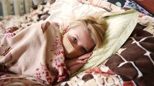 Маленькая Девочка Выразительными Глазами Лежит Кровати Одеялом — стоковое фото