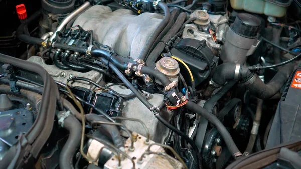 Araba tamirhanesi. Motor kaputun altında. Garaj endüstrisinde otomobil motoru bölümü.