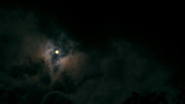 De sinistres nuages sombres cachent le soleil. Danger et peur, temps sombres .