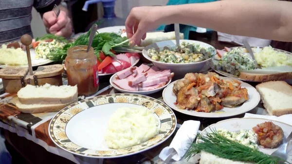 Plats Avec Nourriture Maison Sur Table Manger Une Famille Amicale Image En Vente