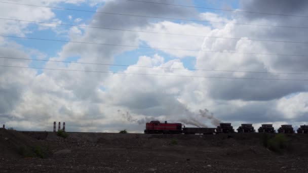 製鉄所の風景 煙管を背景に 特殊鍛造車がゆっくりと動いている — ストック動画
