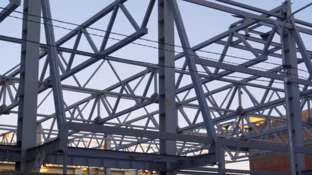 金属構造物からの建物の建設 屋根の準備 溶接作業だ 鋼梁の接合 — ストック動画