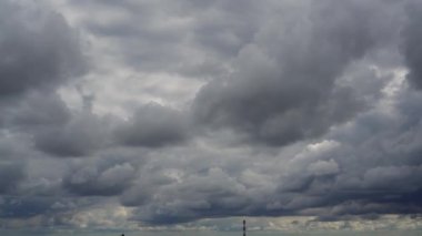 Hava koşulları değişiyor. Ufukta bir sürü fırtına bulutu var. Uğursuz bir gökyüzü. Fırtınanın yaklaşması.