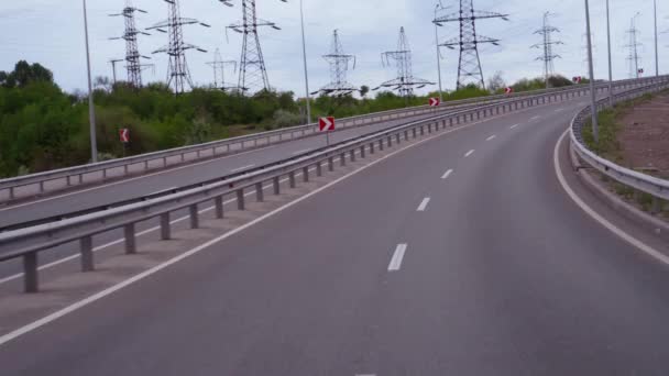 Verkehr Auf Einer Kurvenreichen Schnellstraße Stadtverkehr Leere Gleise — Stockvideo