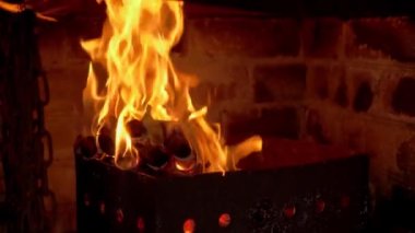 Barbeküde parlak bir ateş yanıyor. Kömür ısısı.