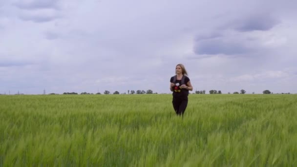 Une jeune femme exploratrice ou voyageuse avec un sac à dos sur les épaules seule traverse un champ avec du blé .
