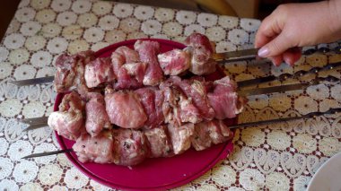 Şişe bağlanmış et parçaları ve açık ateşte kızartılmak üzere pişirilmiş..