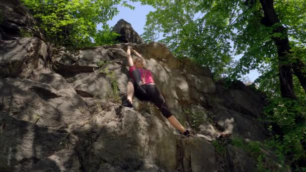 Mladá Žena Sportovec Cestovatel Vyleze Skálu Dává Krátkou Pauzu Odpočívá — Stock video