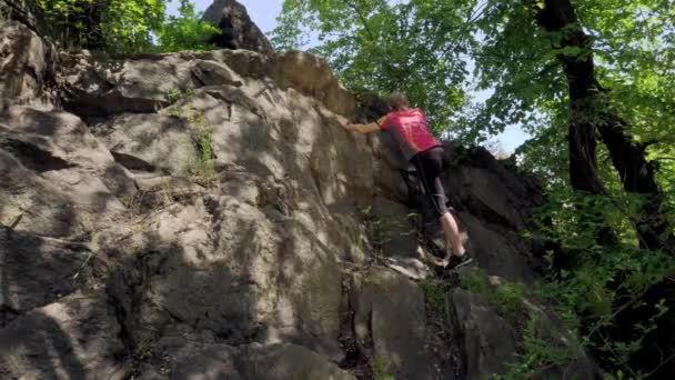 Mädchen Erklimmt Vorsichtig Berg Und Lädt Zum Klettern Ein — Stockvideo