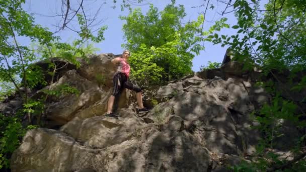 Kvinnlig Turist Klättrar Till Toppen Berget Ser Fjärran — Stockvideo