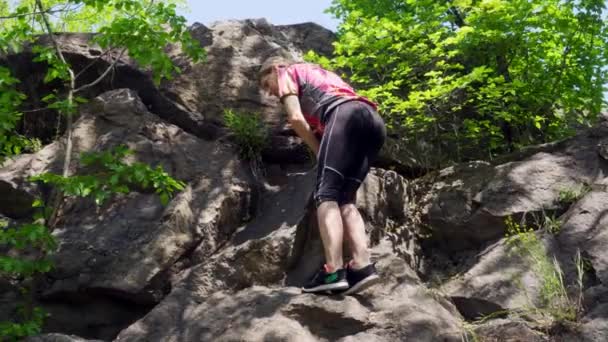Eine Junge Frau Sportkleidung Erklimmt Einen Felsigen Berg Sie Denkt — Stockvideo