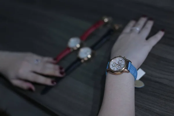 Een Meisjeshorloge Horloge Vrouw Model — Stockfoto