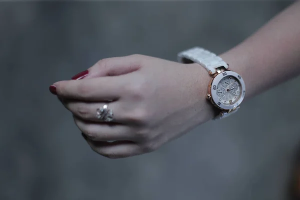 Reloj Accesorios Mano Chica Reloj Mano Para Mujer — Foto de Stock