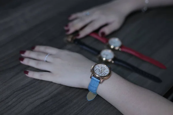 Αξεσουάρ Glamor Γυναικεία Ρολόγια Κομψό Γυναικείο Ρολόι Χειρός — Φωτογραφία Αρχείου