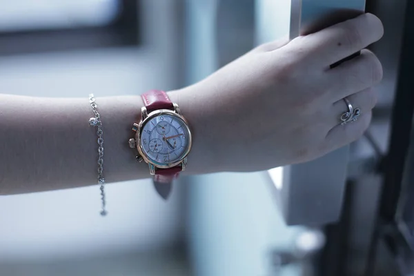 Mano Mujeres Reloj Con Estilo Con Abrir Puerta — Foto de Stock