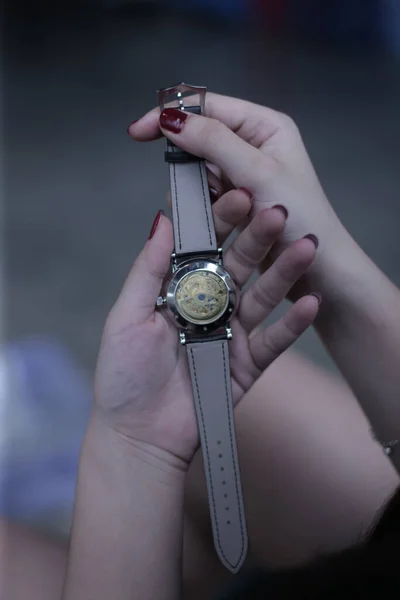 Oglądaj Modowe Kobiety Model Noszący Zegarek — Zdjęcie stockowe