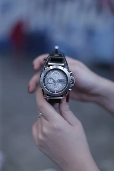 Frau Die Uhr Trägt Mädchen Trägt Uhr — Stockfoto