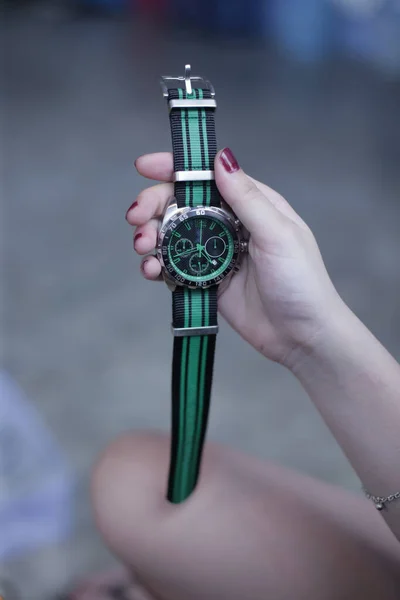 Reloj Mujer Mano Chica Moda Con Reloj — Foto de Stock
