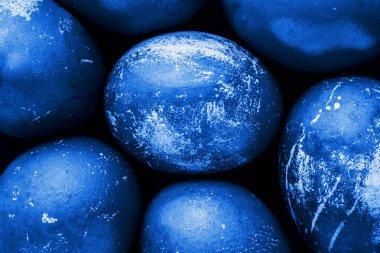 Tek renkli boyanmış Paskalya yumurtaları. Kapalı. Lekeli, çizikli, çizikli klasik mavi renkte. El yapımı boyanmış yumurta. Düz yatıyordu