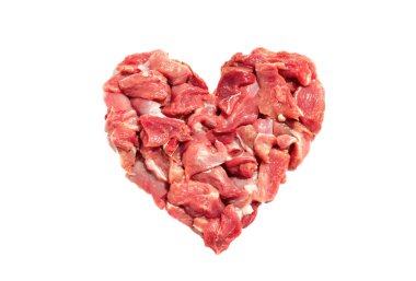 Kalp şeklinde taze et parçaları beyaz arkaplanda izole edilmiş.