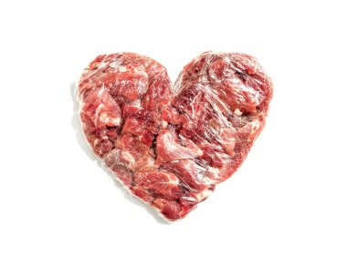 Beyaz arka planda kalp şeklinde taze et, yemek filmi, pirzola.