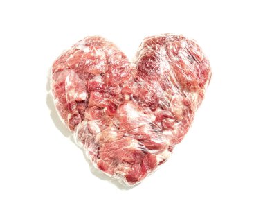 Beyaz arka planda kalp şeklinde taze et, yemek filmi, pirzola.