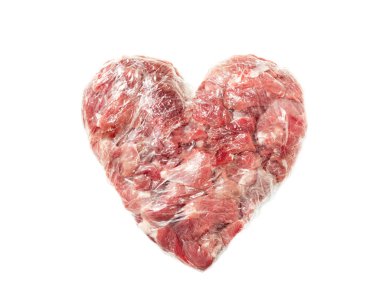 Beyaz arka planda kalp şeklinde taze et, yemek filmi, pirzola.