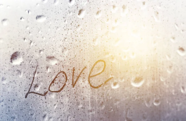 Любов до напису на мокрій віконній панелі з краплями — стокове фото