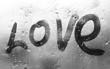 Yazıt aşkı, yağmurda sisli camlarda bir parmak ile