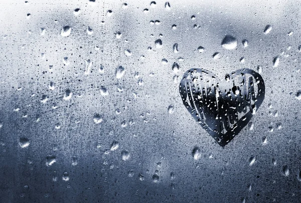 Corazón pintado en vidrio está empañado y hay muchas gotas en él —  Fotos de Stock